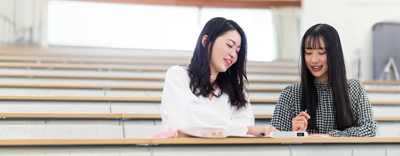 講義の合間に充電する大学生の画像