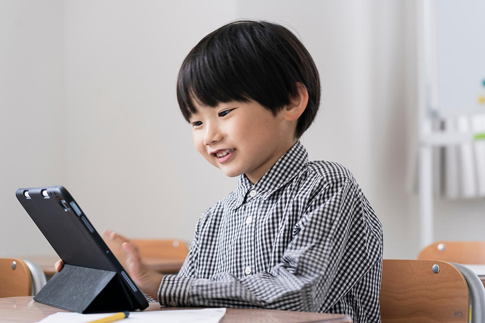 授業中に充電をする小学生の画像