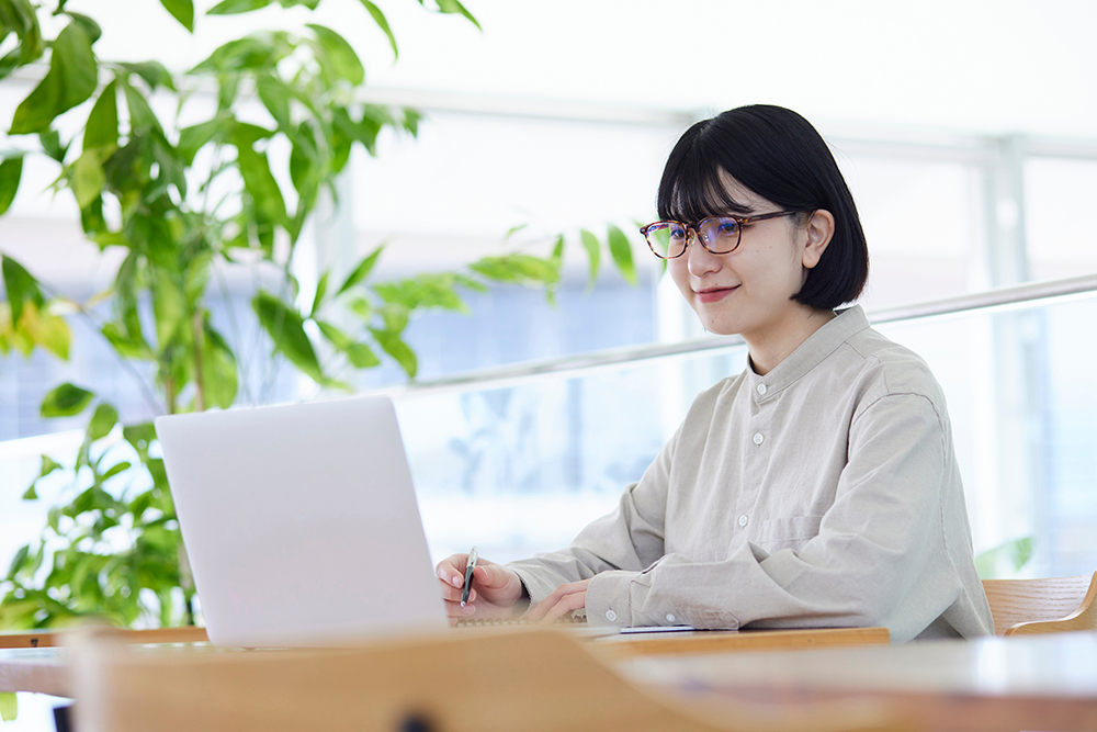 授業の時に充電が足りるように充電をしている大学生の画像