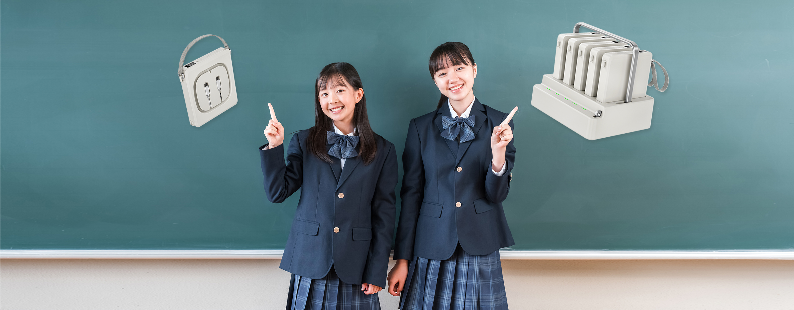 授業の合間に充電ステーションを持って移動する中学生の画像