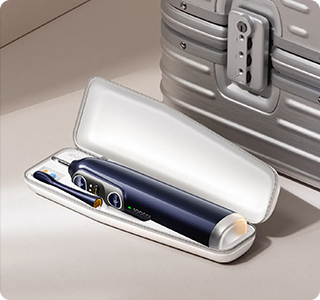 電動歯ブラシを専用ケースに収納している画像