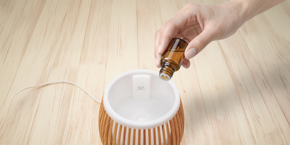 ウッドサークル加湿器にエッセンシャルオイルを入れているイメージ