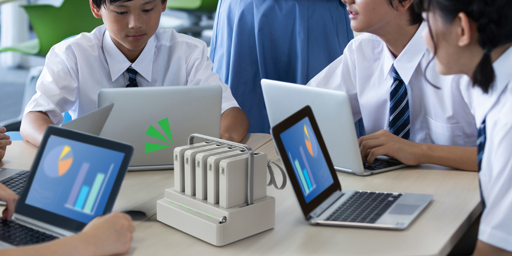 モバイルバッテリー5台を充電ステーションにセットした使用イメージ