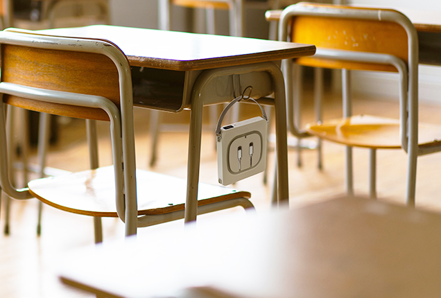 付属ストラップで机のフックに掛けて使用可能