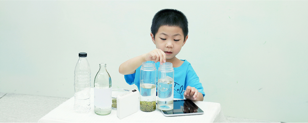 IPX4準拠の防滴性能なので、学校生活で起こりやすい水濡れに配慮