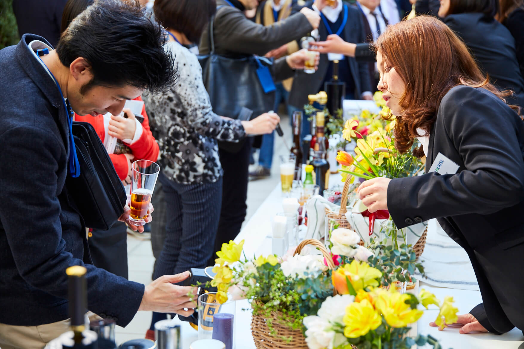 ご来場された方々に中庭で試飲会を開催